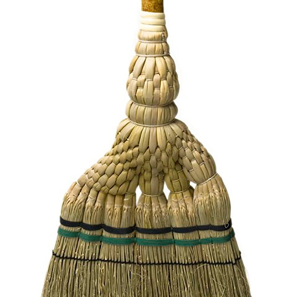 Detailed view of the Shirokiya Denbei Edo Broom’s hand-woven knotwork, featuring tightly braided straw and layered craftsmanship. The green and black binding accents highlight the traditional Japanese aesthetic and meticulous construction of this artisan broom.